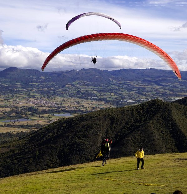 Explorez les cieux d'Annecy : Des informations pratiques sur le baptême de parapente à Annecy