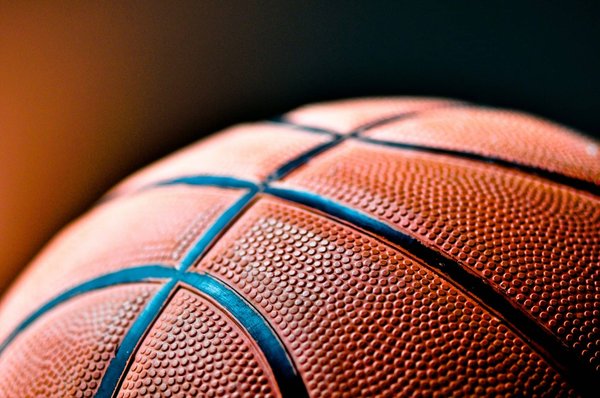 Comment gérer l'équilibre entre la discipline tactique et la créativité individuelle en basket ?